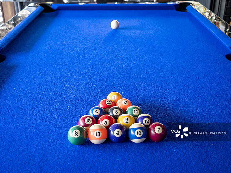 美国风格的蓝布覆盖台球台球桌的微距拍摄。没有人在酒吧打台球开始游戏打破满架的球。概念片的体育，赢得，成功和竞争。击败的对手。图片素材