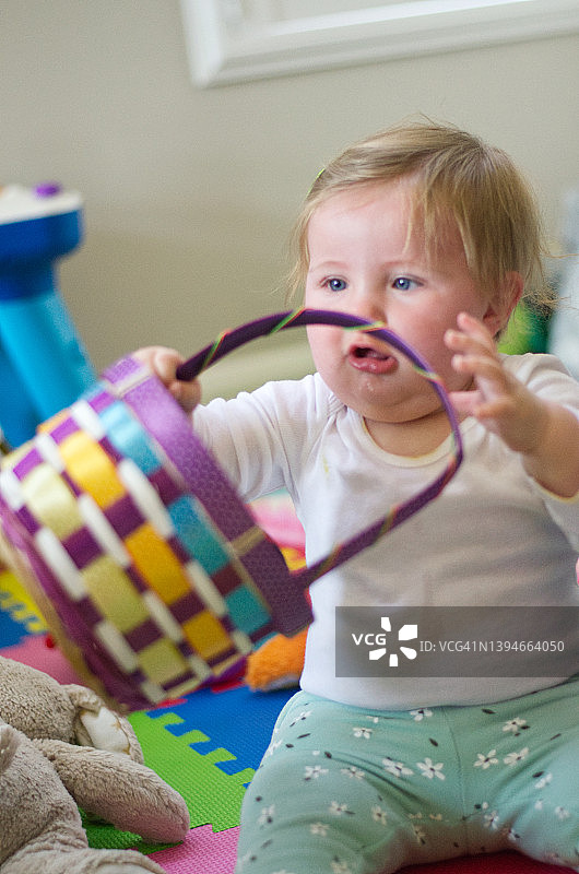 婴儿玩复活节篮子图片素材