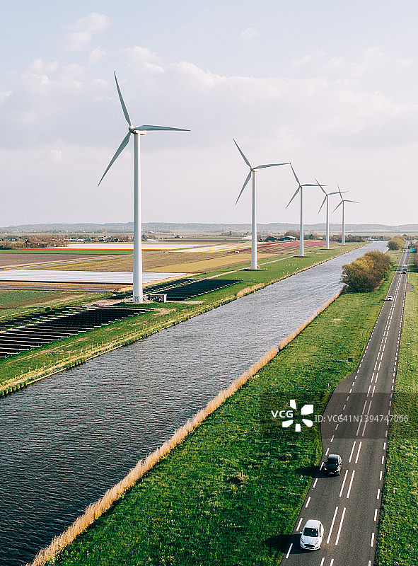 航拍风力涡轮机旁边的道路-荷兰图片素材