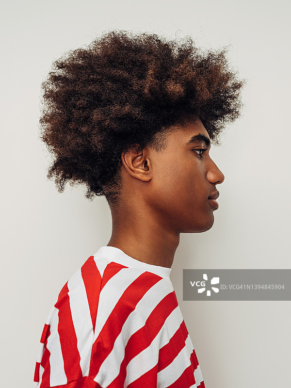 有着非洲发型的情绪化的非裔美国人图片素材