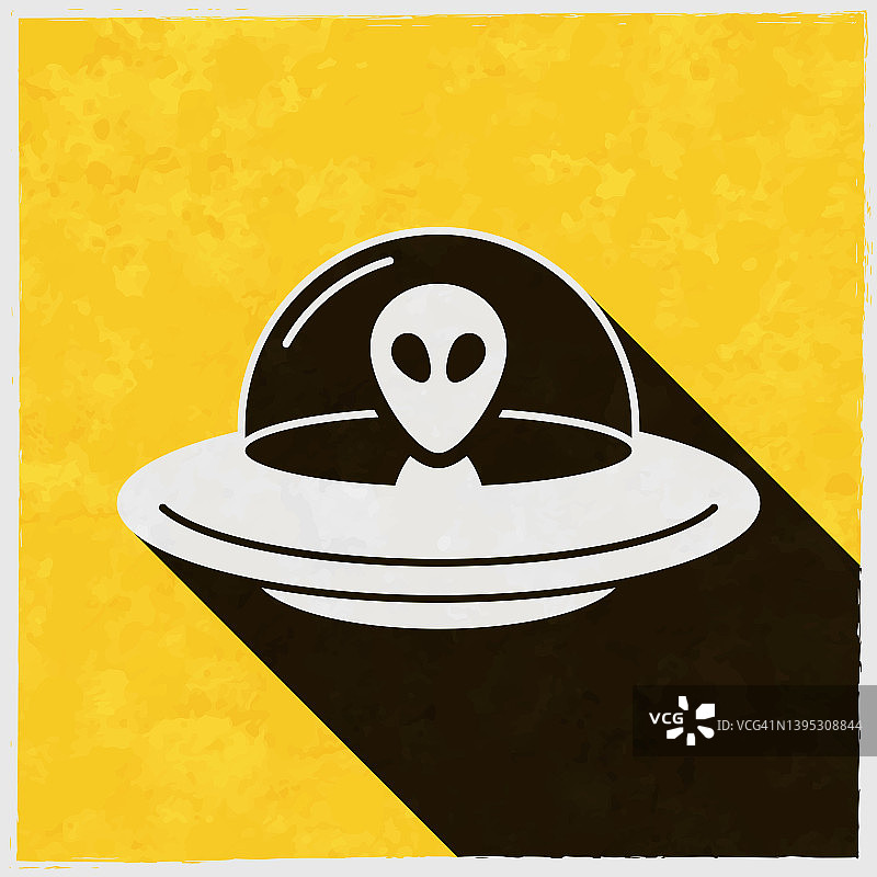 飞碟-飞碟与外星人。图标与长阴影的纹理黄色背景图片素材