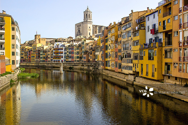 西班牙，加泰罗尼亚，赫罗纳，奥尼亚河沿岸的建筑图片素材