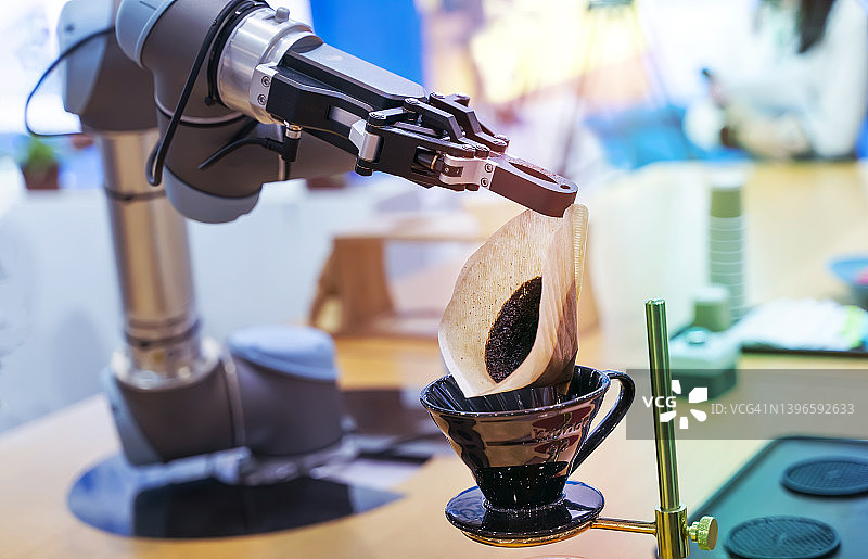 机器手臂准备咖啡机中的咖啡图片素材