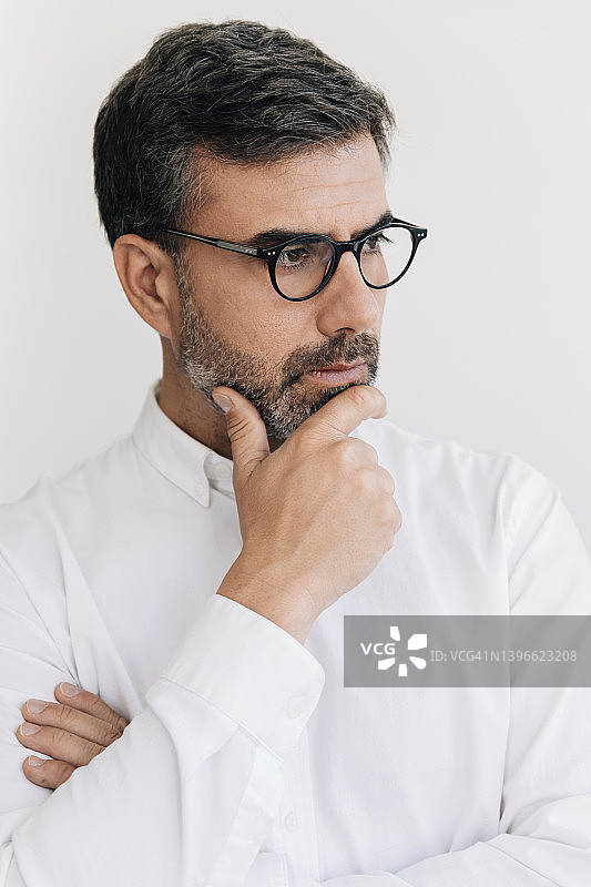 有思想的商人戴着白色背景的眼镜图片素材