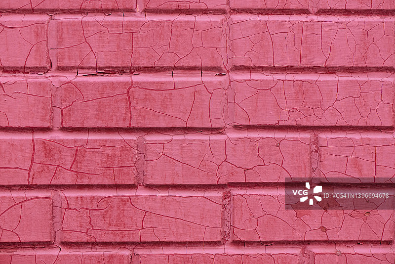 一堵漆有红色裂缝的砖墙的特写图片素材