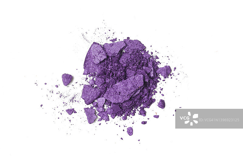 打碎的蓝紫色化妆品样品隔离在白色背景上图片素材