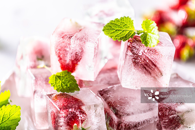 草莓用梅利莎叶冻成冰块。图片素材