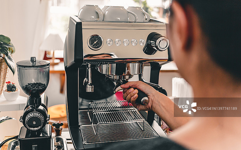 一个咖啡师在咖啡店用咖啡机做咖啡的特写图像图片素材