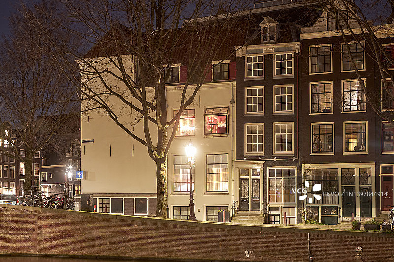 阿姆斯特丹运河夜晚的房屋图片素材