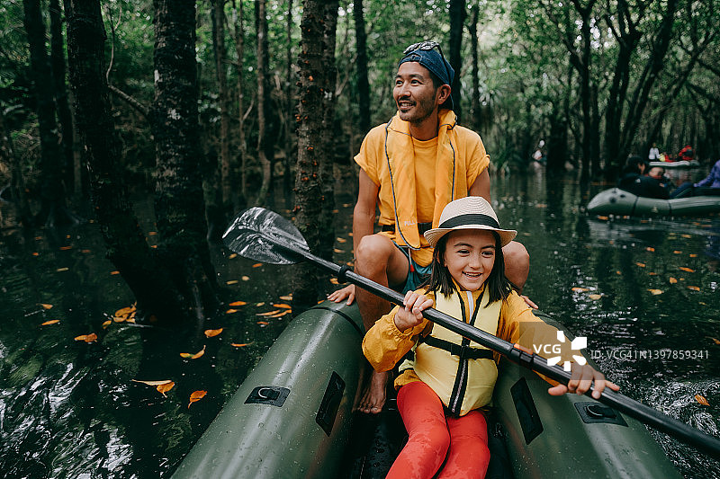父亲和女儿在红树林沼泽上玩皮艇图片素材