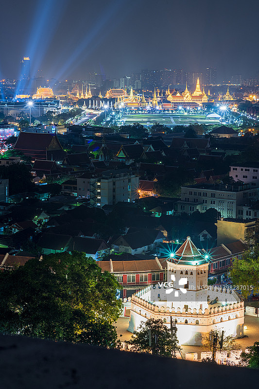 在泰国的重要节日期间，鸟瞰Sanam Luang和美丽的宫殿图片素材