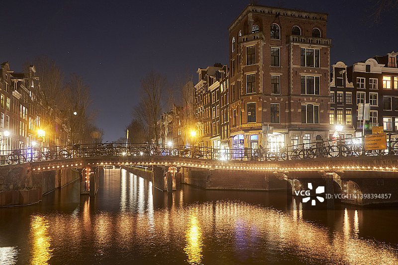 阿姆斯特丹城市运河的夜晚图片素材