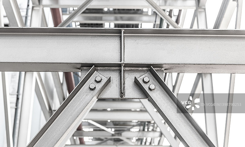 施工现场钢结构，工厂管架，钢结构连接接头螺栓，金属框架。图片素材