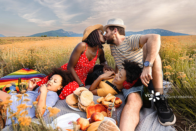 一家人一起在大自然中野餐图片素材