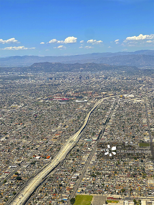高速公路，山脉和房屋的鸟瞰图，洛杉矶图片素材