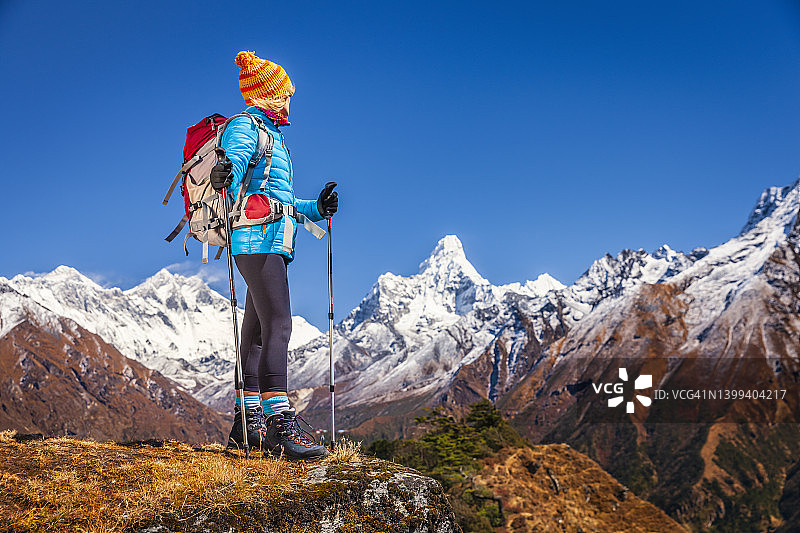 尼泊尔，年轻的成年女子在看喜马拉雅山图片素材