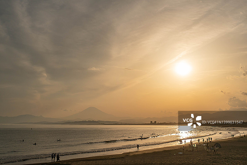 日本神奈川的富士山和夕阳海滩图片素材