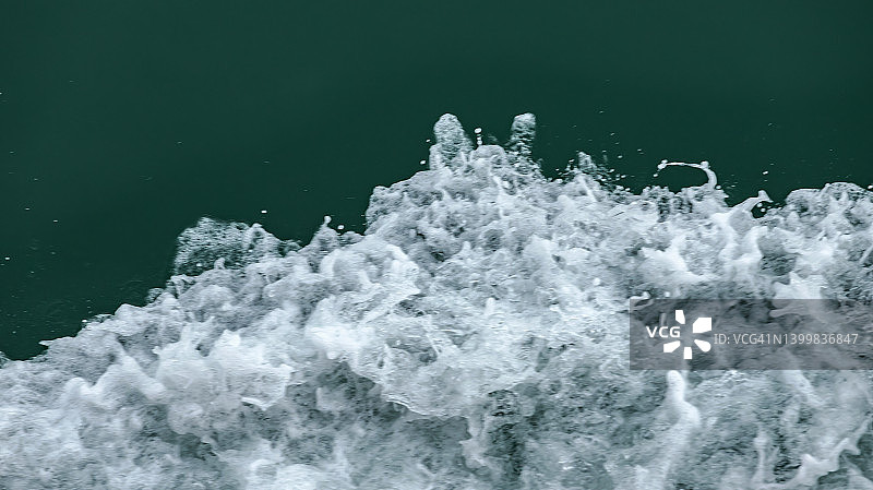 无人机拍摄的海浪拍打着海岸图片素材