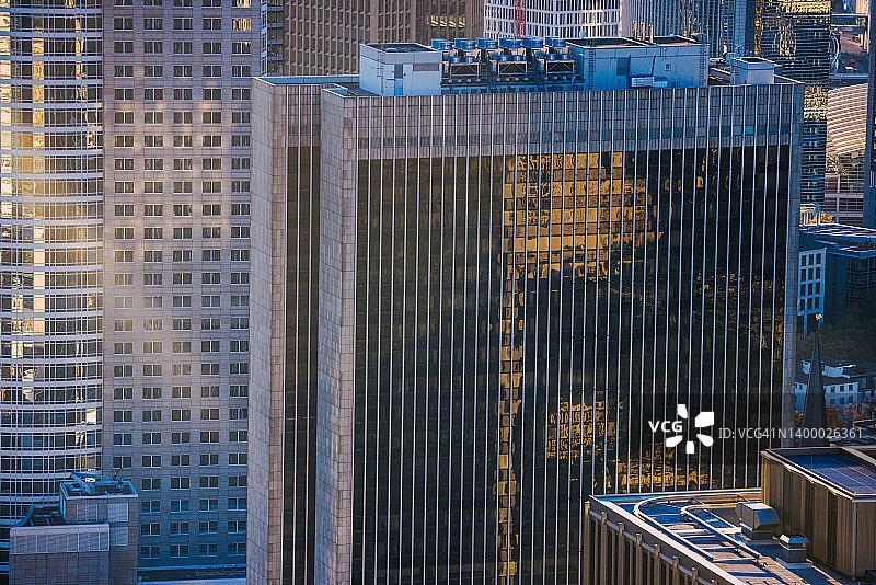 鸟瞰图的企业塔在玻璃和钢铁的窗户，法兰克福市中心图片素材