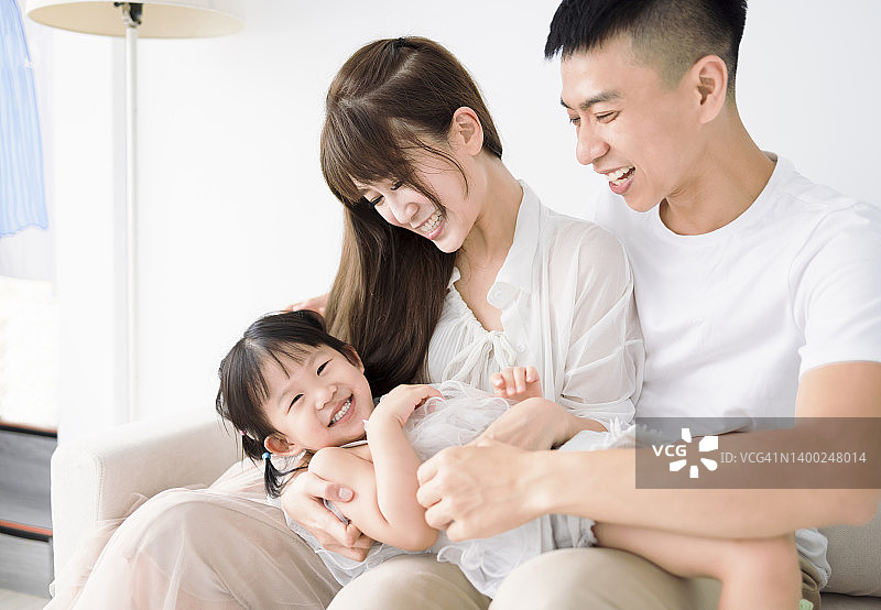 幸福的亚洲家庭，在家里玩得开心。图片素材