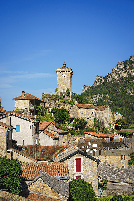 法国塞文国家公园里的中世纪村庄罗齐尔的石屋和钟楼图片素材