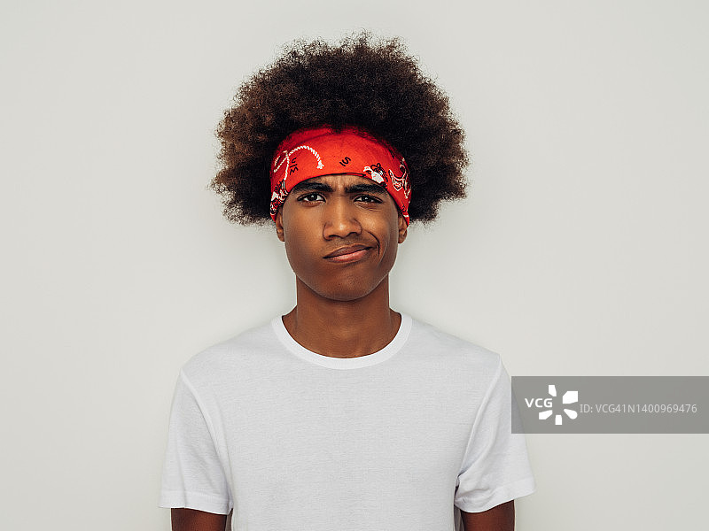 情绪激动的非洲裔美国人，留着非洲发型图片素材