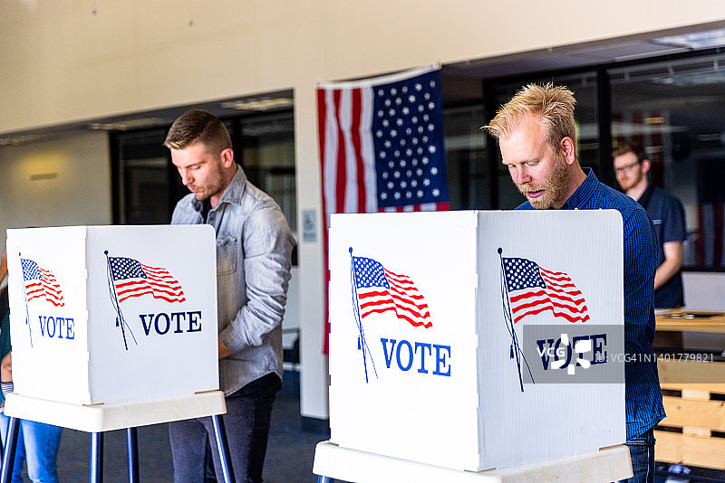 美国人在选举中投票图片素材