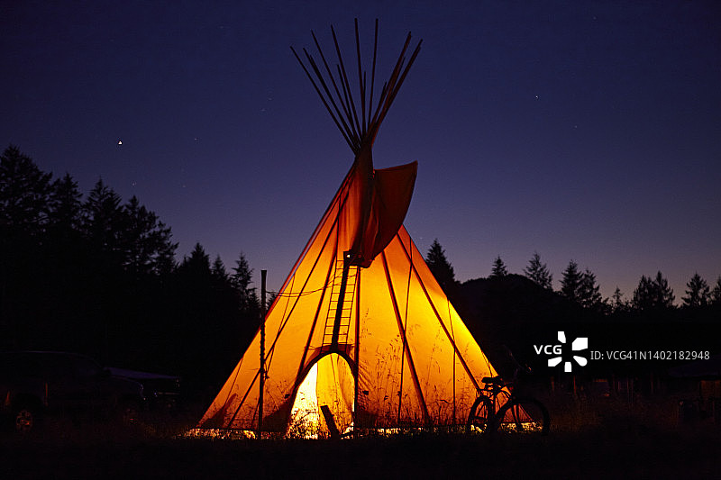 夏天的夜晚，一个帐篷从里面发光。美国加州图片素材