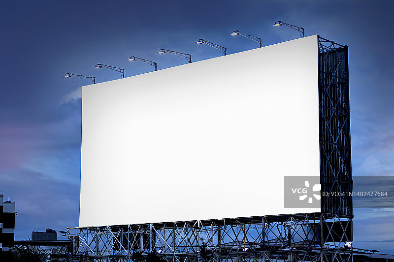 空白广告牌与道路上的城市景观背景和蓝天背景图片素材