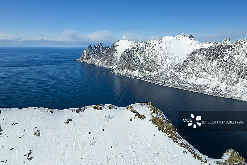 恶魔牙齿山的鸟瞰图，Senja岛，挪威图片素材