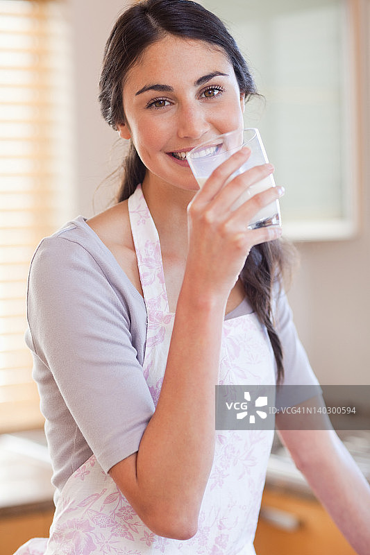 一个喝牛奶的漂亮女人的画像图片素材