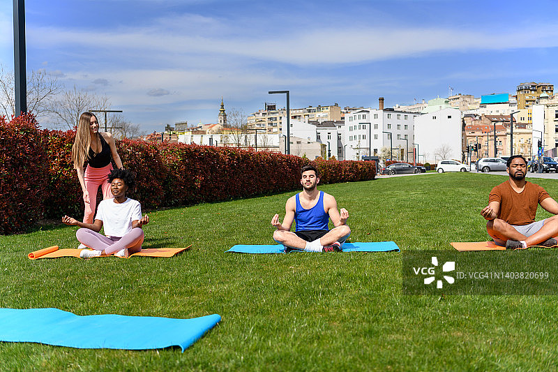 一群多元文化的人正在公园里锻炼身体。图片素材