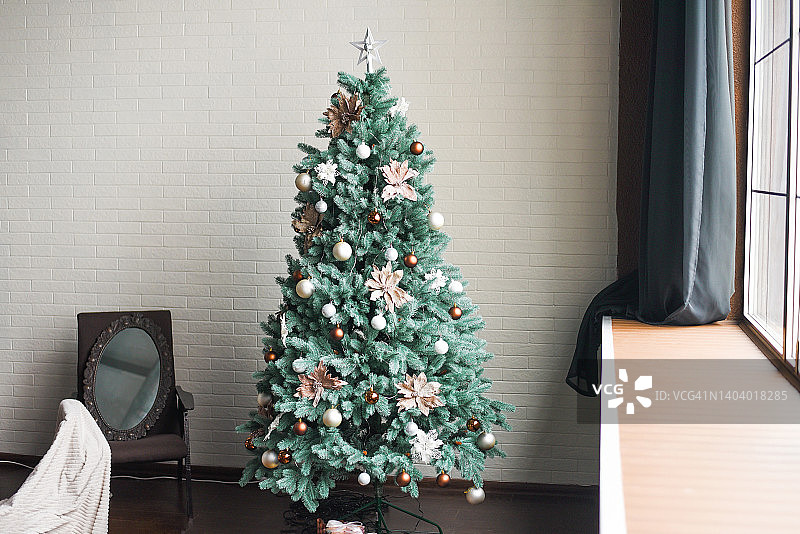 用玩具和各种装饰品装饰的圣诞树。准备假期。新年。圣诞节。图片素材