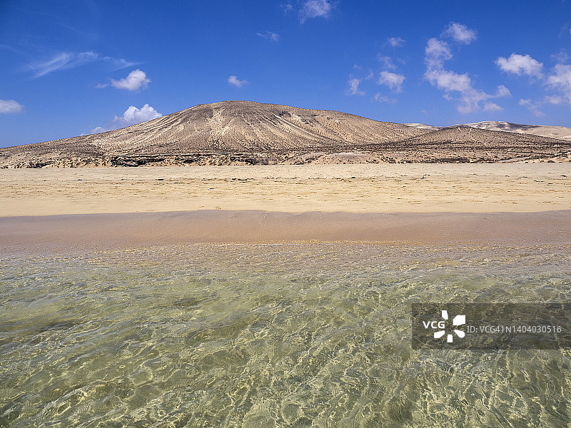 景观与海滩透明的水和沙丘山。图片素材