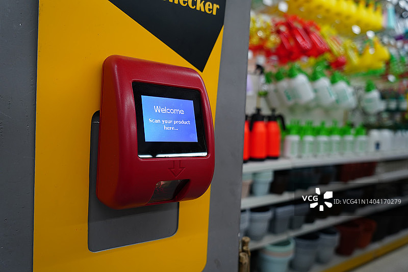 超市墙上的条形码价格扫描仪用于自助查询价格图片素材