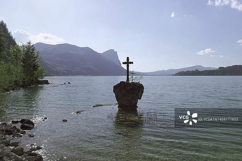 上奥地利蒙德塞湖的克罗伊茨坦十字路口图片素材