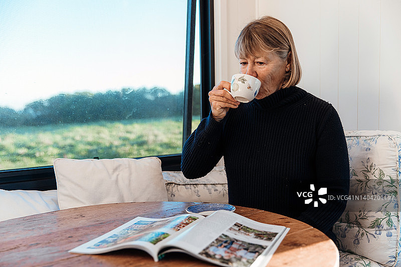 老年女性喜欢早上喝咖啡图片素材