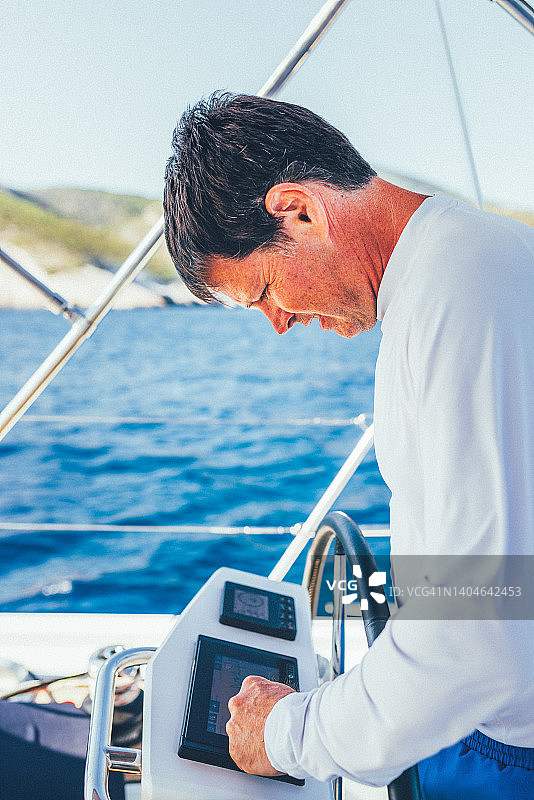 驾驶帆船检查航路的船长图片素材