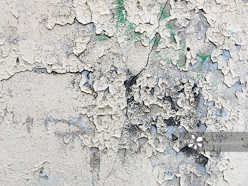 巴黎开裂的混凝土墙上厚厚的一层白色油漆剥落图片素材
