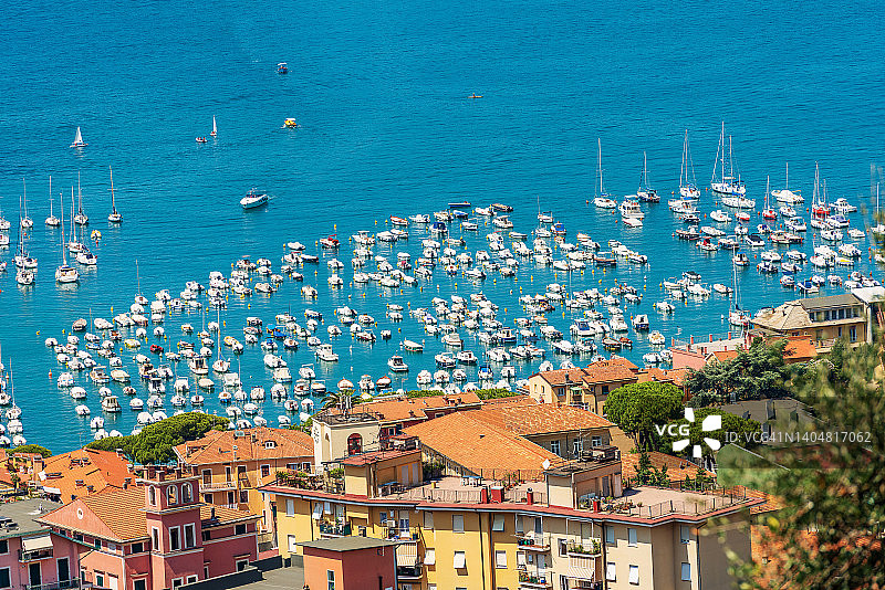 鸟瞰勒里奇港，许多船只停泊-意大利利古里亚的拉斯佩齐亚湾图片素材