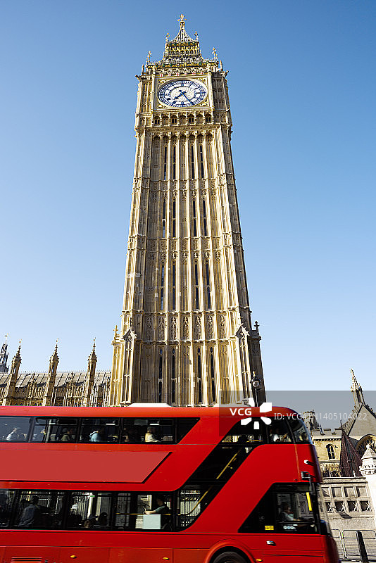阳光明媚的日子里，红色的伦敦巴士和大本钟图片素材