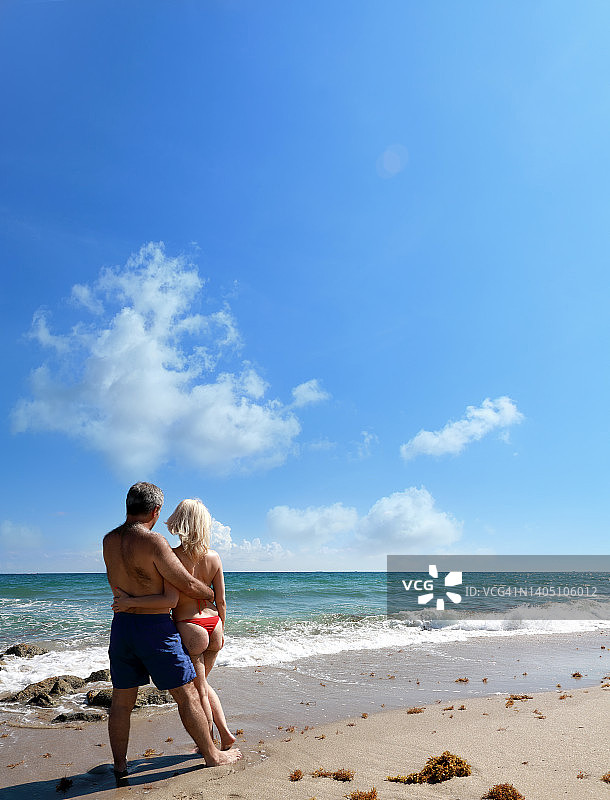 美丽幸福的男女高级夫妇享受浪漫的热带海滩度假图片素材