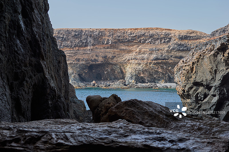 西班牙加那利群岛富埃特文图拉阿朱伊洞穴内的大海图片素材