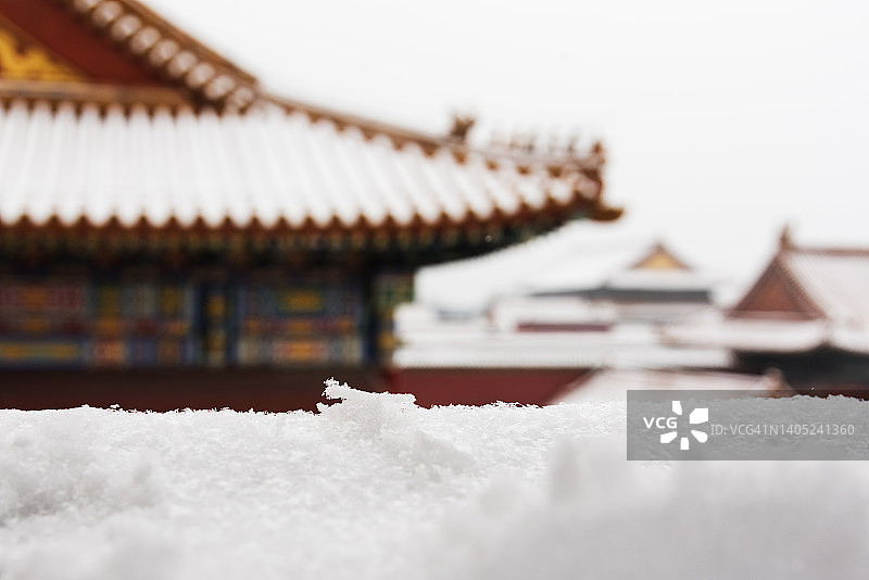 北京紫禁城的屋檐下起了雪图片素材