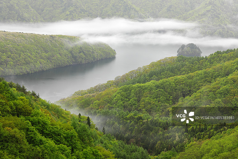 从山上看秋本山和秋本湖的云海图片素材