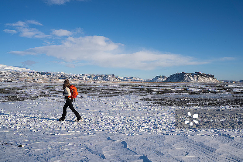 女探险家在冬天行走。图片素材