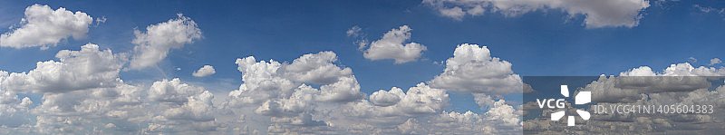 全景蓝天和云的背景。图片素材