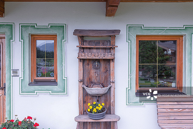 传统的奥地利乡村别墅，装饰有窗户和木制盥洗台。奥地利蒂罗尔图片素材