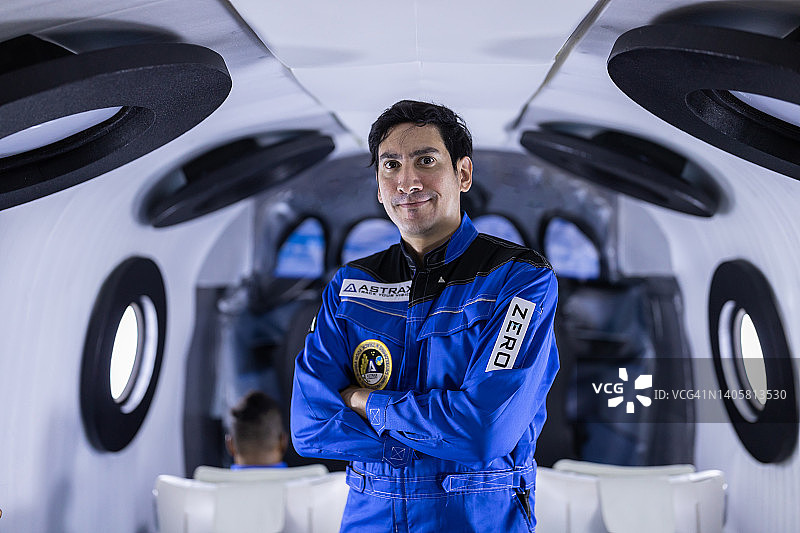 商业太空旅行者的肖像，在宇宙飞船内。图片素材
