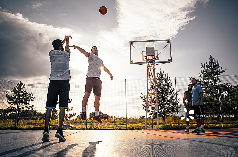 一群朋友打篮球比赛图片素材